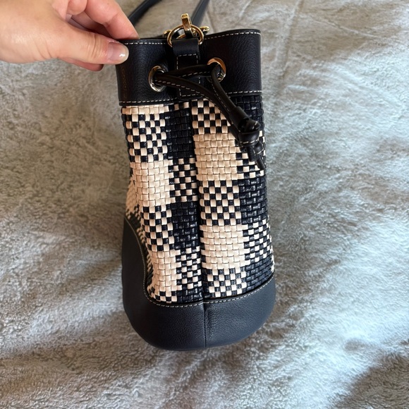 Woven Drawstring Bucket Bag - Picture 4 of 12